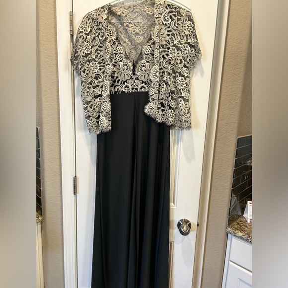 Gorgeous 3 pc night gown set, priced to move now - Picture 2 of 3